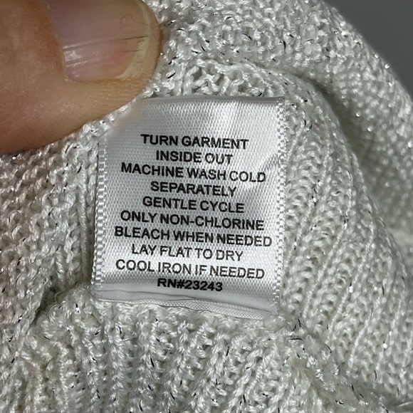 Soho New York & Company Cold Shoulder Metallic Ivory Knit Sweater Size XL Casual - Picture 8 of 9